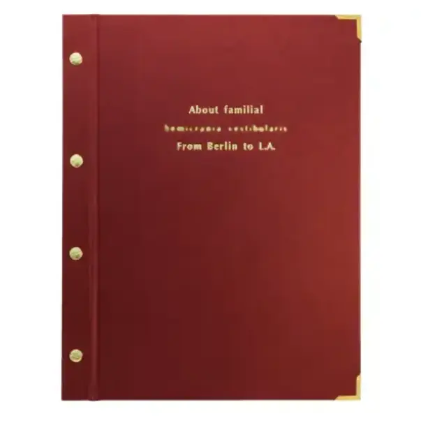 Rotes Buch mit Buckram-Einband und goldener Buchschrauben-Bindung, akzentuiert durch goldene Metallecken