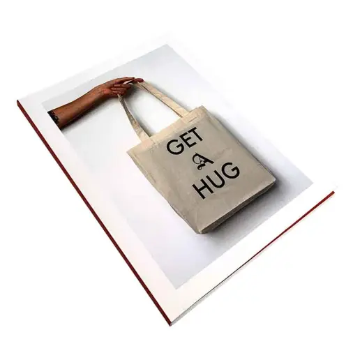 Detailansicht eines Softcover-Buches mit Fadenheftung und seitlichem Anschnitt; roter Farbrand sichtbar.