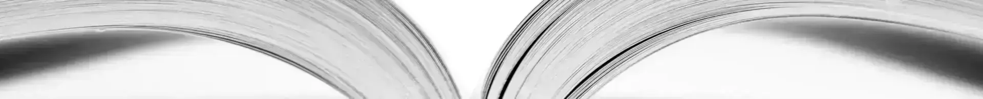 Schwarz-weiße Nahaufnahme eines weit aufgeschlagenen Buches; die Seiten wölben sich nach oben.