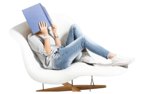 Frau mit Buch auf Chaiselongue